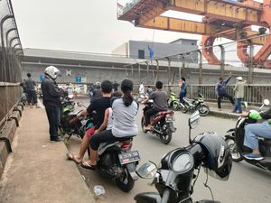Jembatan Bekasi yang Diviralkan Becakayu Amblas Jadi Tontonan Warga Jembatan Bekasi yang Diviralkan Becakayu Amblas Jadi Tontonan Warga