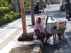 Pilu Nenek 76 Tahun di Palopo Jual Kerupuk hingga Malam untuk Beli Obat Suami