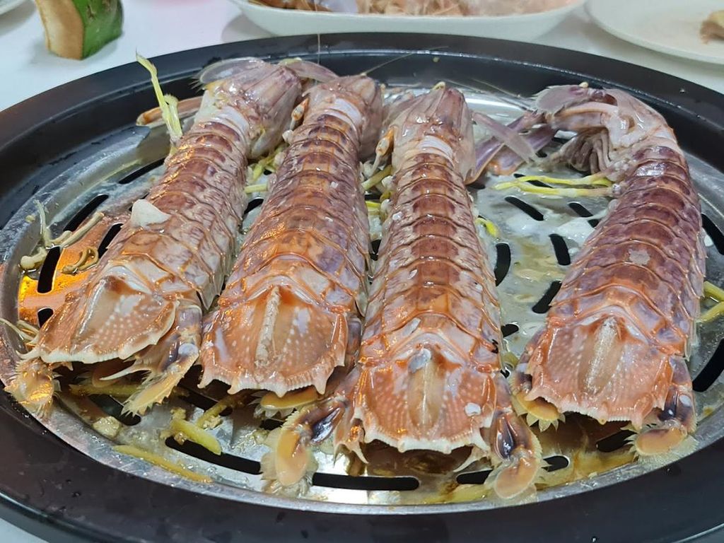 Protes Makan Seafood Ditagih Rp 2,4 Juta dan Beli 2 Tusuk Sate Buntel Rp 90 Ribu