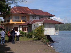 Puluhan Rumah Hanyut Gegara Abrasi Pantai Amurang, Sulut Puluhan Rumah Hanyut Gegara Abrasi Pantai Amurang, Sulut