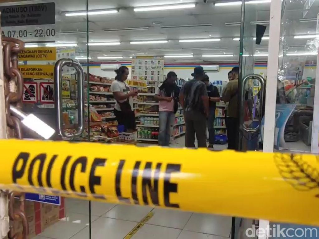 Todongkan Pistol-Siram Bensin, Perampok Kuras Duit Kasir Minimarket di Batang