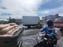 Belasan Motor Mogok Dampak Banjir Rob di Kalianak Surabaya