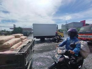 Belasan Motor Mogok Dampak Banjir Rob di Kalianak Surabaya Belasan Motor Mogok Dampak Banjir Rob di Kalianak Surabaya