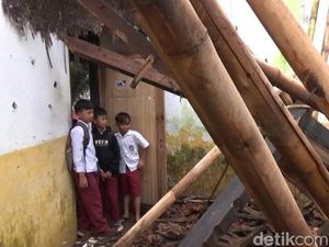 Diguyur Hujan Deras, Atap 2 Ruang Kelas SDN Cianjur Ambruk