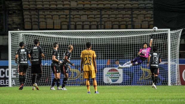 Penjaga gawang Bali United Muhammad Ridho berusaha menepis tendangan dari pesepak bola Bhayangkara FC Anderson Salles saat pertandingan Group C Piala Presiden 2022 di Stadion Gelora Bandung Lautan Api, Bandung, Jawa Barat, Kamis (16/6/2022). ANTARA FOTO/Raisan Al Farisi/hp.