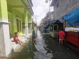 Warga Morokrembangan Surabaya Sudah Pasrah Hadapi Banjir Rob