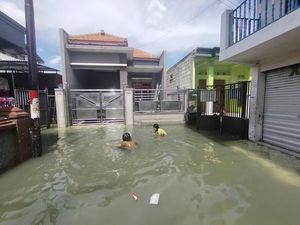 Banjir Rob Pesisir Surabaya, Warga: Pas Tidur, Tahu-tahu Kelem