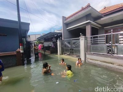 Anak-anak Krembangan Surabaya Asyik Main Air di Tengah Banjir Rob