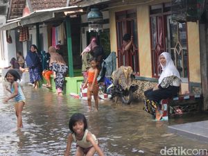Banjir Rob Terjang Gresik, Ratusan Rumah di 5 Kecamatan Terendam Air Laut Banjir Rob Terjang Gresik, Ratusan Rumah di 5 Kecamatan Terendam Air Laut