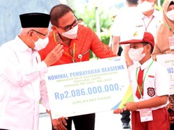 Wapres Maruf Serahkan Manfaat & Beasiswa BPJS Ketenagakerjaan di Jambi