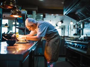 Chef Restoran Ini Digaji Kecil Gegara Terlalu Berisik Saat Sendoki Es Chef Restoran Ini Digaji Kecil Gegara Terlalu Berisik Saat Sendoki Es