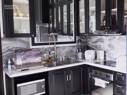 Potret Dapur Nikita Mirzani yang Elegan Bernuansa Hitam Putih