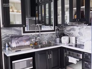 Potret Dapur Nikita Mirzani yang Elegan Bernuansa Hitam Putih