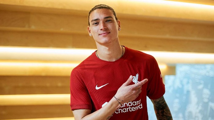 KIRKBY, ENGLAND - JUNE 14: (THE SUN OUT, THE SUN ON SUNDAY OUT) Darwin Nunez signs for Liverpool FC at AXA Training Centre on June 14, 2022 in Kirkby, England. (Photo by Nick Taylor/Liverpool FC/Liverpool FC via Getty Images)