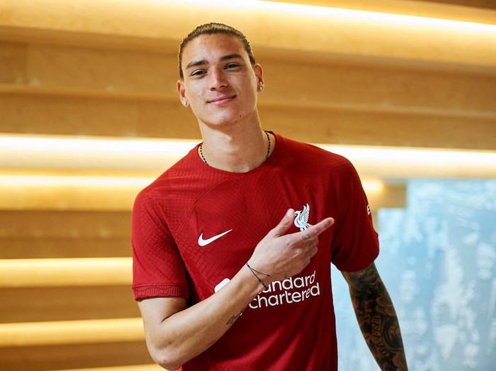 KIRKBY, ENGLAND - JUNE 14: (THE SUN OUT, THE SUN ON SUNDAY OUT) Darwin Nunez signs for Liverpool FC at AXA Training Centre on June 14, 2022 in Kirkby, England. (Photo by Nick Taylor/Liverpool FC/Liverpool FC via Getty Images)