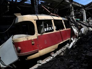 Depot Trem Ukraina Hancur Gegara Perang Lawan Rusia, Ini Fotonya