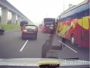 Detik-detik 4 Bus Rakernas NasDem Kecelakaan Beruntun di Tol Cikampek