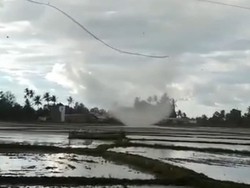 Detik-detik Puting Beliung Sapu Perkampungan di Maros Sulsel