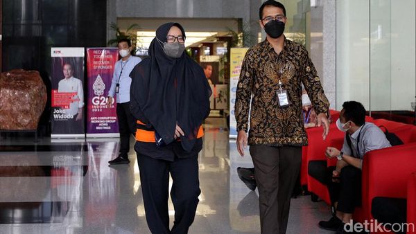 Diperiksa Soal Kasus Suap, Begini Penampilan Ade Yasin di KPK