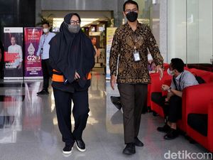 Diperiksa Soal Kasus Suap, Begini Penampilan Ade Yasin di KPK Diperiksa Soal Kasus Suap, Begini Penampilan Ade Yasin di KPK