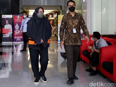 Diperiksa Soal Kasus Suap, Begini Penampilan Ade Yasin di KPK