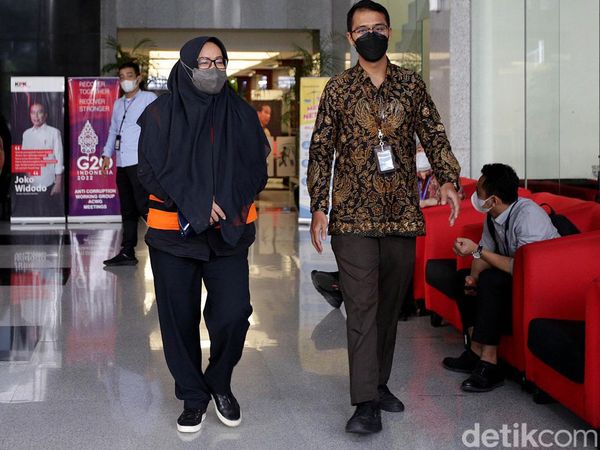 Diperiksa Soal Kasus Suap, Begini Penampilan Ade Yasin di KPK