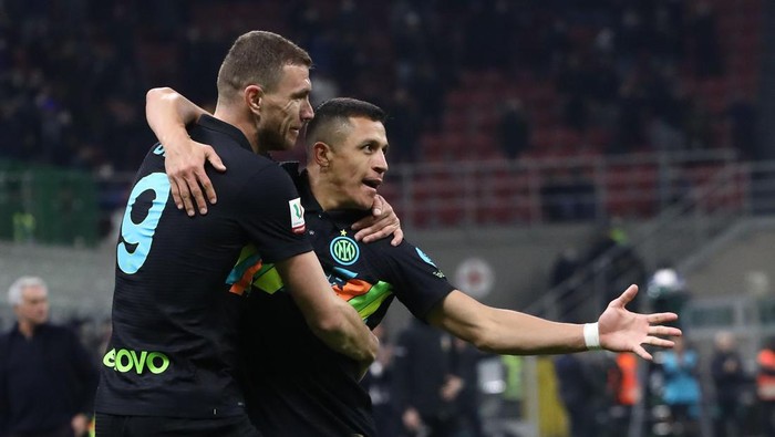MILAN, ITALY - FEBRUARY 08: Alexis Sanchez of FC Internazionale celebrates his goal with his team-mate Edin Dzeko during the Coppa Italia match between FC Internazionale and AS Roma at Stadio Giuseppe Meazza on February 08, 2022 in Milan, Italy. (Photo by Marco Luzzani/Getty Images)