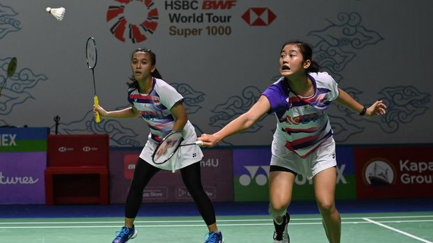Pebulu tangkis ganda putri Indonesia Febriana Dwipuji Kusuma (kanan) dan Amalia Cahaya Pratiwi memukul kok ke arah ganda putri Prancis Margot Lambert/Anne Tran dalam babak 32 besar Indonesia Open 2022 di Istora Senayan, Jakarta, Rabu (15/6/2022). Amalia Cahaya Pratiwi dan Febriana Dwipuji Kusuma berhasil menang dengan skor 21-19, 17-21, 21-15. ANTARA FOTO/Sigid Kurniawan/rwa.