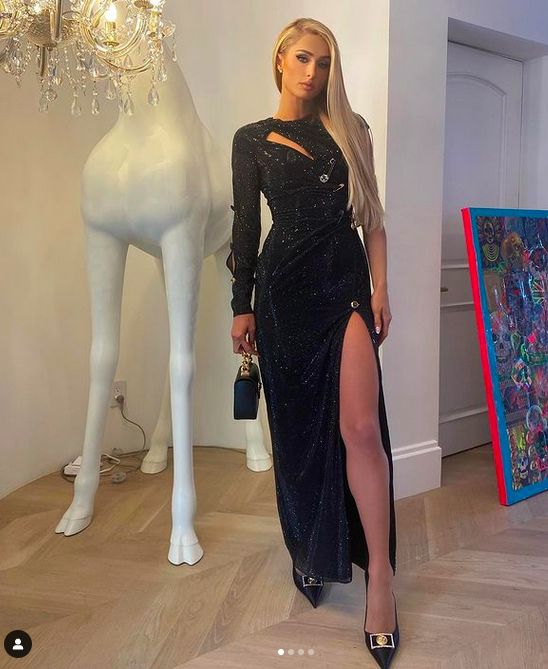 Gaya Paris Hilton Pakai Gaun Versace di Pernikahan Britney Spears