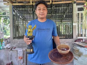 Mengintip Cara Pembuatan Kerajinan dari Limbah Padi di Buleleng Mengintip Cara Pembuatan Kerajinan dari Limbah Padi di Buleleng