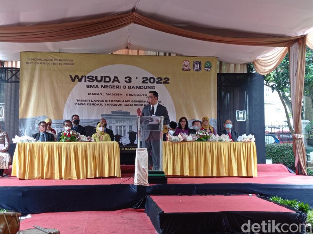 Ridwan Kamil Kenang Eril Saat Hadiri Wisuda Zara di SMAN 3 Bandung