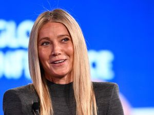 Rayakan Ultah ke-50, Gwyneth Paltrow Pose Tanpa Busana Bermandi Cat Emas Rayakan Ultah ke-50, Gwyneth Paltrow Pose Tanpa Busana Bermandi Cat Emas