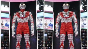 Instalasi Ultraman Ini Dibangun dari Ribuan Mainan Lho