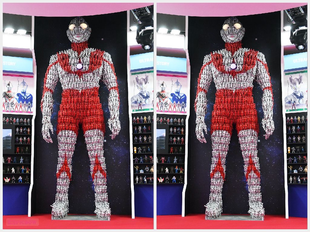 Instalasi Ultraman Ini Dibangun dari Ribuan Mainan Lho