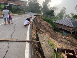 Jalan Poros Toraja Utara-Luwu Amblas Imbas Talut Longsor Dilanda Hujan