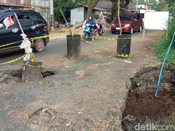 Jalan Malino Gowa Amblas-Berlubang Sedalam 4 Meter, Lalu Lintas Macet