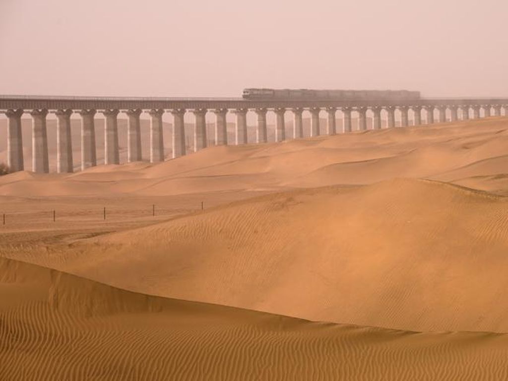 China Punya Jalur Kereta 2.712 Km di Atas Gurun, Terpanjang di Dunia!