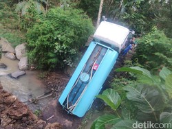 Jembatan Ambruk di Cianjur, Truk Tangki Air Jatuh ke Sungai