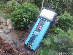 Jembatan di Cianjur Ambruk, Truk Angkut Air Minum Jatuh ke Sungai Jembatan di Cianjur Ambruk, Truk Angkut Air Minum Jatuh ke Sungai
