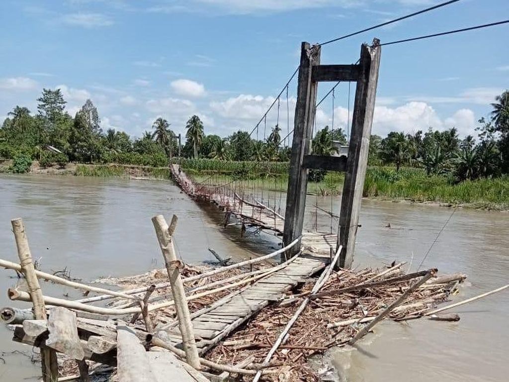 Cerita Warga Lutra Jatuh di Jembatan Gantung Rusak, Motor Terjun ke Sungai Cerita Warga Lutra Jatuh di Jembatan Gantung Rusak, Motor Terjun ke Sungai