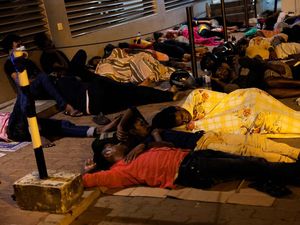 Warga Sri Lanka Menginap di Jalanan Demi Paspor dan Kabur dari Krisis
