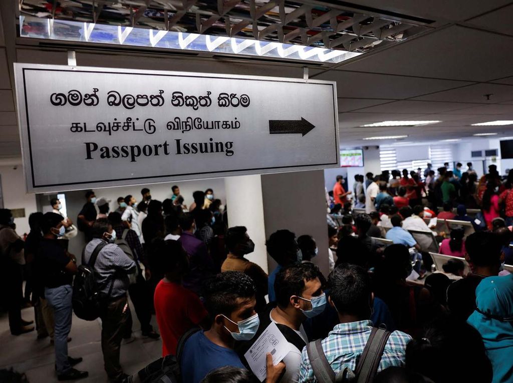 Warga Sri Lanka Antre Paspor Berhari-hari Demi Cari Uang di Negeri Orang