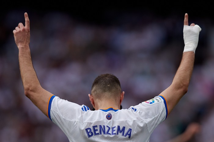 MADRID, SPAIN - APRIL 30: Karim Benzema of Real Madrid CF celebrate following their sides victory in the LaLiga Santander match between Real Madrid CF and RCD Espanyol for their 35th La Liga Championship title at Estadio Santiago Bernabeu on April 30, 2022 in Madrid, Spain. (Photo by Gonzalo Arroyo Moreno/Getty Images)