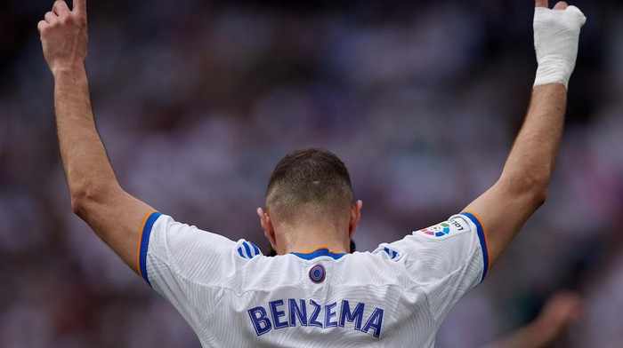 MADRID, SPAIN - APRIL 30: Karim Benzema of Real Madrid CF celebrate following their sides victory in the LaLiga Santander match between Real Madrid CF and RCD Espanyol for their 35th La Liga Championship title at Estadio Santiago Bernabeu on April 30, 2022 in Madrid, Spain. (Photo by Gonzalo Arroyo Moreno/Getty Images)