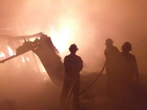 Pabrik di Kabupaten Bandung Kebakaran, Petugas Lakukan Pemadaman