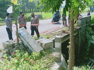 Bukti Dahsyatnya Kecelakaan Sedan Tabrak Jembatan Tewaskan 3 Orang Bukti Dahsyatnya Kecelakaan Sedan Tabrak Jembatan Tewaskan 3 Orang