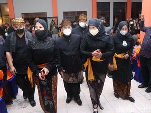 Khofifah Dikukuhkan Sebagai Warga Kehormatan Masyarakat Tengger Khofifah Dikukuhkan Sebagai Warga Kehormatan Masyarakat Tengger
