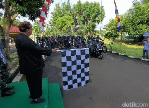 Bersama TNI, Ratusan Bikers Tebar Bansos-Tanam Mangrove di Sukabumi