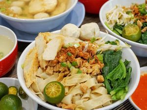 Ada Bakmi Ayam hingga Gudeg Enak di 5 Tempat Makan Dekat Halte Harmoni Ini