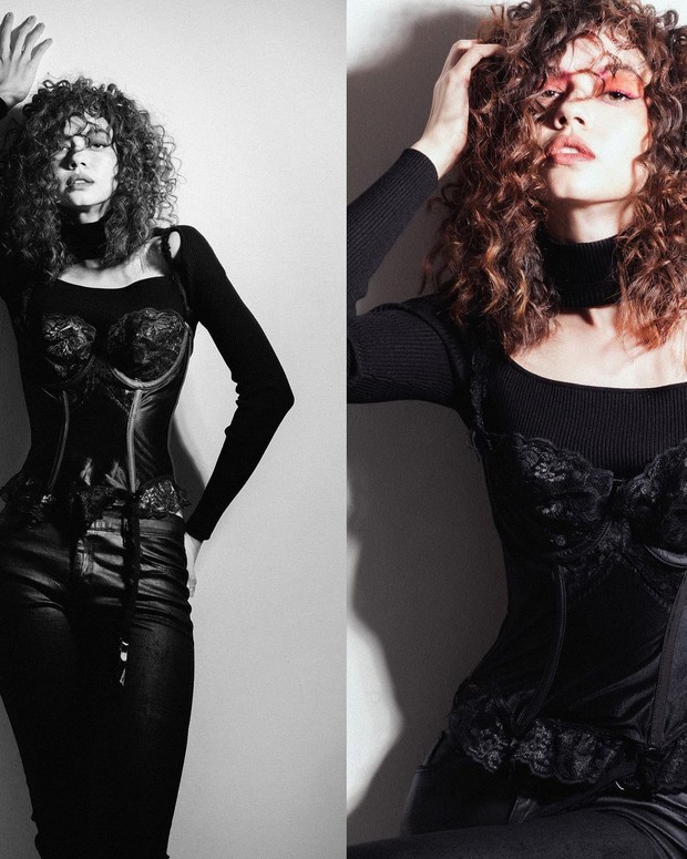 Yuki Kato mengenakan make up bold saat pemotretan.